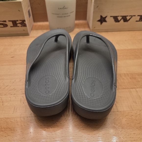 Oofos OOlala Sandals Womens 9 Gray/Silver Recovery Thong Flip Flop Comfort - Picture 4 of 9